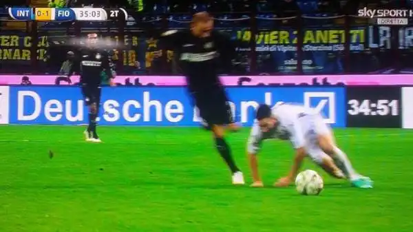 Un colpo tanto duro quanto pericoloso. E' quello sferrato da Palacio a Tomovic, colpito alla tempia dal ginocchio dell'attaccante dell'Inter. E stato trasportato fuori dal campo in barella.
