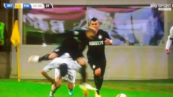Un colpo tanto duro quanto pericoloso. E' quello sferrato da Palacio a Tomovic, colpito alla tempia dal ginocchio dell'attaccante dell'Inter. E stato trasportato fuori dal campo in barella.