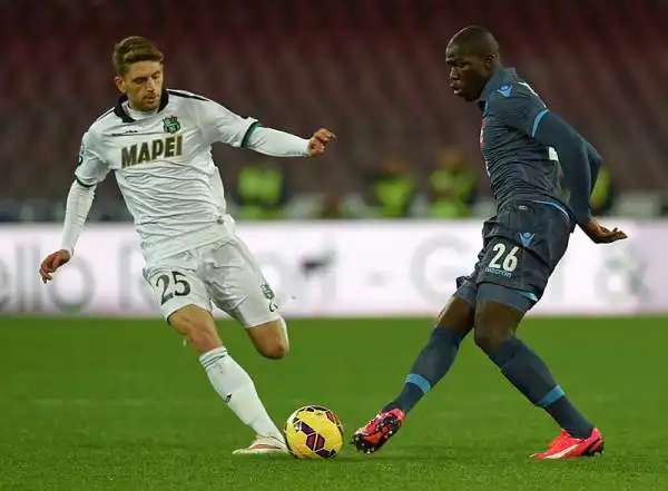 Con i gol di Duvan Zapata e Hamsik nel secondo tempo il Napoli supera in casa il Sassuolo e accorcia a -3 dalla Roma per il secondo posto. Espulso Mertens nel finale.