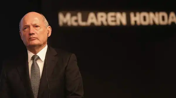 I rapporti con Ron Dennis, burrascosi sin dal 2007, non sembrano essere troppo migliorati. Il boss McLaren aveva parlato di un colpo di vento a causare l'incidente.