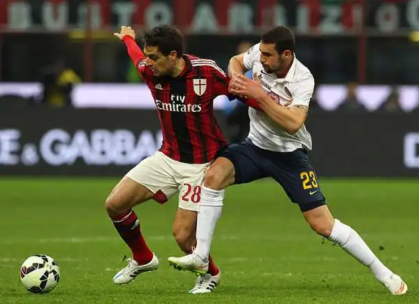 In 'zona Cesarini' Nico Lopez beffa il Milan siglando il 2-2 dopo l'autorete di Tachtsidis in apertura di secondo tempo. Nel primo tempo a segno anche Toni e Menez su rigore.