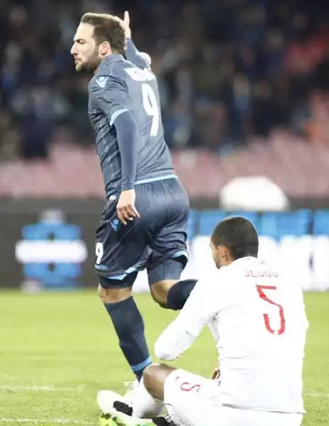 Al San Paolo il Napoli spreca il doppio vantaggio e si fa fermare sul 2-2 dall'Inter. Hamsik e Higuain in gol per gli azzurri, Palacio e Icardi su rigore per gli uomini di Mancini.