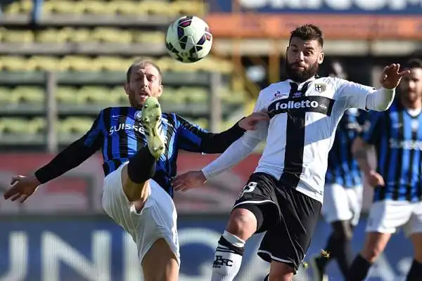 Partita equilibrata al Tardini, il Parma torna a giocare dopo due rinvii, pareggia e finisce in 10 uomini per l'espulsione di Rodríguez.