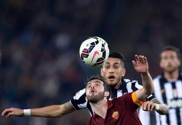 Cuore Roma, 1-1 con la Juve. Keita, dopo l'espulsione di Torosidis, risponde al gol di Tevez: i punti di distacco in classifica restano 9.