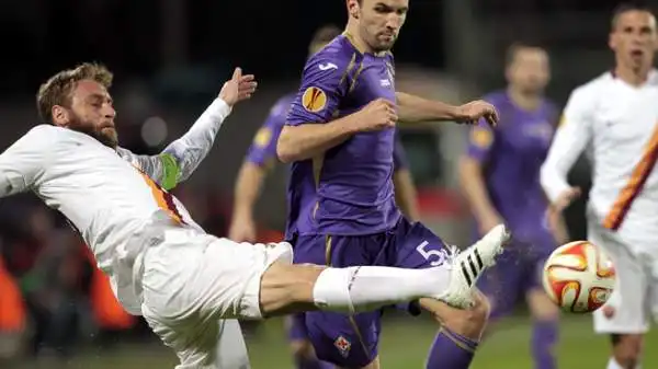 Fiorentina-Roma1-1. De Rossi 4,5. Regala alla Fiorentina la rete del vantaggio con un errore da principiante, poi esce per infortunio.