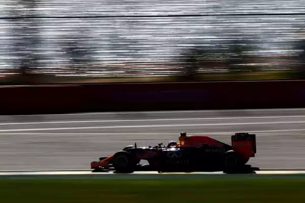 Dominio Hamilton, Vettel subito terzo. Il Gran Premio d'Australia sorride al campione del mondo e alla Mercedes (secondo Rosberg), ma la Ferrari è seconda forza.