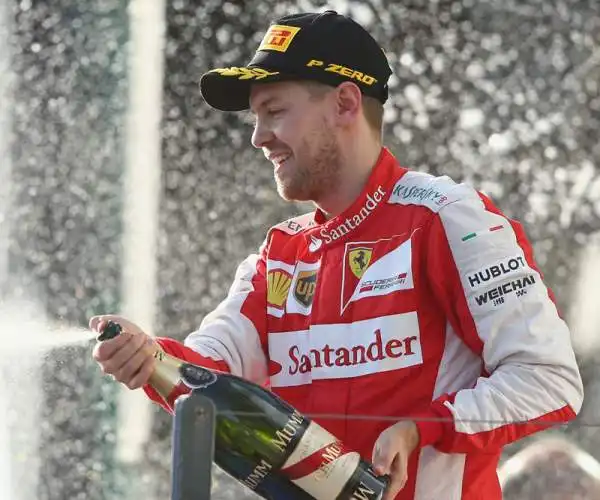 Dominio Hamilton, Vettel subito terzo. Il Gran Premio d'Australia sorride al campione del mondo e alla Mercedes (secondo Rosberg), ma la Ferrari è seconda forza.