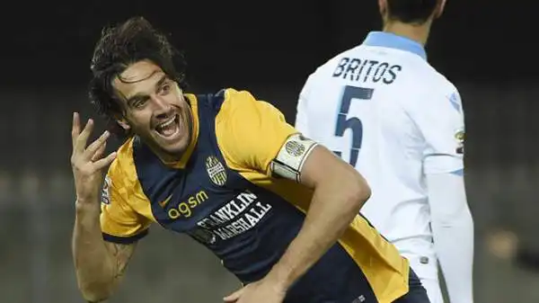 Verona-Napoli 2-0. Britos 4. Surclassato da Toni, sia nel gioco aereo che palla a terra.