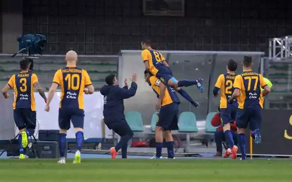 Toni stende il Napoli. La squadra di Benitez perde 2-0 al Bentegodi.