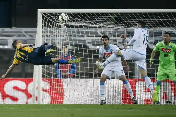 Toni stende il Napoli. La squadra di Benitez perde 2-0 al Bentegodi.