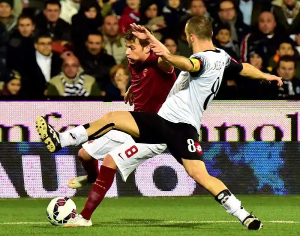 Con un gol del capitano De Rossi la Roma espugna Cesena e respinge l'attacco della Lazio al secondo posto.