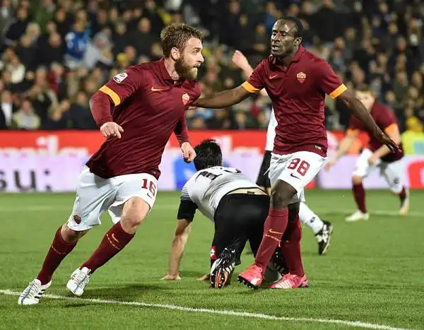 Con un gol del capitano De Rossi la Roma espugna Cesena e respinge l'attacco della Lazio al secondo posto.