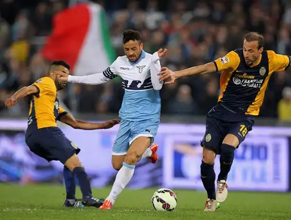 La Lazio parte forte e archivia la pratica Verona già nel primo tempo con i gol del solito Felipe Anderson e di Candreva.