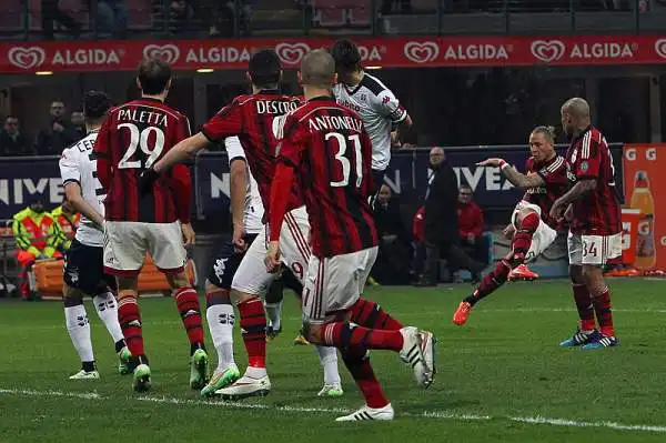Il Milan torna alla vittoria e Inzaghi salva la panchina. Doppietta di Menez (il secondo su rigore che non c'era), gol di Mexes. Pareggio momentaneo di Farias.