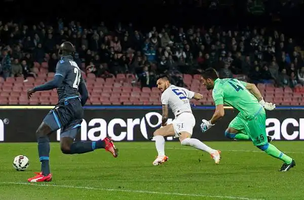 Il Napoli rischia andando sotto con un gol di Pinilla, si infuria, ma strappa un pareggio al San Paolo contro una coriacea Atalanta grazie a un gol di Zapata nel finale di una partita nervosissima.