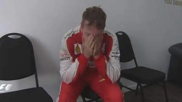 Vettel non riesce a trattenere la sua emozione.