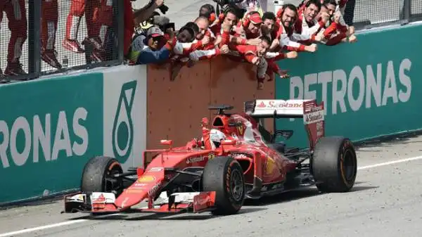 Vettel e la Ferrari conquistano un incredibile successo in Malesia, domando le due Mercedes. Gioia sul podio e sugli spalti.