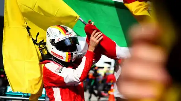 "Grazie, grazie ragazzi, forza Ferrari!", queste le parole, più tante urla di giubilo, di Sebastian Vettel alla radio dopo il trionfo nel Gran Premio di Malesia.