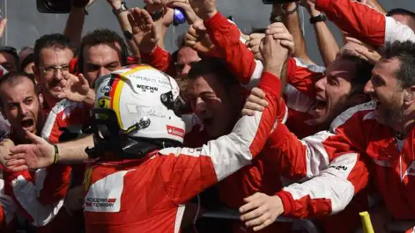 Vettel e la Ferrari conquistano un incredibile successo in Malesia, domando le due Mercedes. Gioia sul podio e sugli spalti.