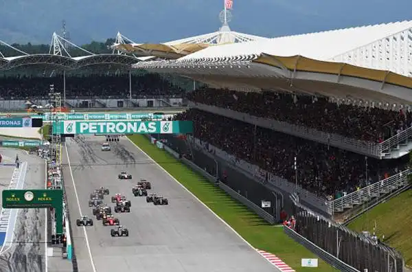 Miracolo di Vettel, la Ferrari trionfa. Il pilota tedesco conquista un incredibile successo in Malesia, domando le due Mercedes.