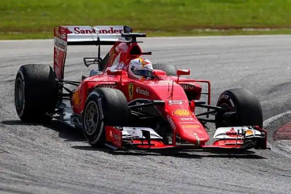 Miracolo di Vettel, la Ferrari trionfa. Il pilota tedesco conquista un incredibile successo in Malesia, domando le due Mercedes.