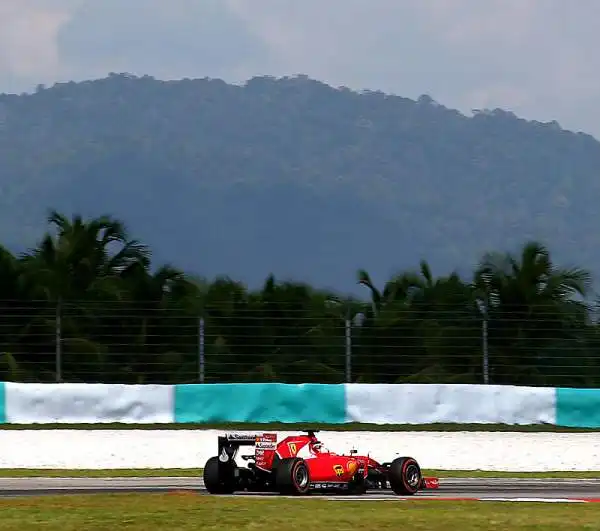 Dopo aver fatto benissimo nelle prime libere, le Ferrari confermano di essere in grande spolvero anche nelle seconde libere in Malesia con Raikkonen secondo alle spalle di Hamilton.