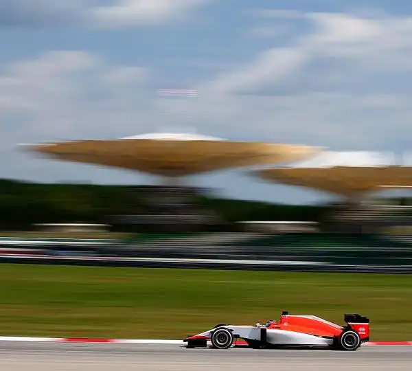 Finalmente in pista la nuova Manor, l'ultima scuderia iscrittasi al mondale 2015 nata sulle ceneri della Marussia. Will Stevens e Roberto Merhi i due piloti scelti dal team inglese.