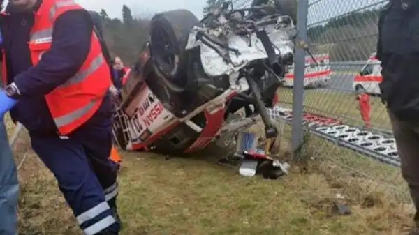 La gara è stata sospesa e la Nissan ha emesso un comunicato di cordoglio per la vittima. Il pilota è uscito cosciente dall'abitacolo.