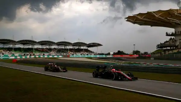 Dopo 38 Gran Premi la Ferrari torna in prima fila, la riporta il tedesco con una prestazione capolavoro favorita dalla tempesta esplosa in Malesia. Hamilton in pole, terzo Rosberg.