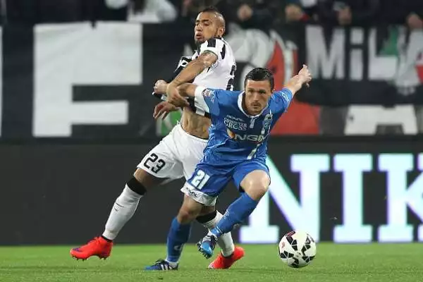 Tevez e Pereyra domano l'Empoli. La Juventus batte anche i toscani a Torino e resta a +14 sulla Roma. Sarri furibondo ed espulso nel finale.