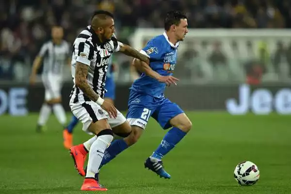 Tevez e Pereyra domano l'Empoli. La Juventus batte anche i toscani a Torino e resta a +14 sulla Roma. Sarri furibondo ed espulso nel finale.