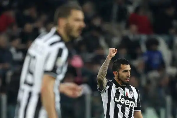Tevez e Pereyra domano l'Empoli. La Juventus batte anche i toscani a Torino e resta a +14 sulla Roma. Sarri furibondo ed espulso nel finale.