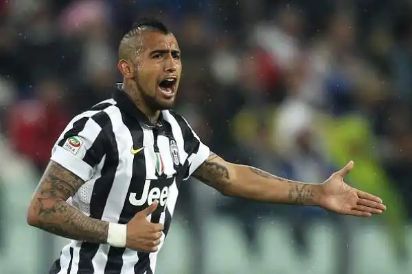 Tevez e Pereyra domano l'Empoli. La Juventus batte anche i toscani a Torino e resta a +14 sulla Roma. Sarri furibondo ed espulso nel finale.