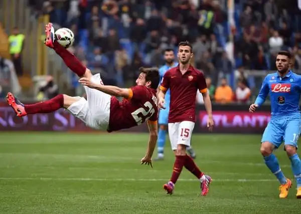 Riscatto Roma, Napoli nei guai. L1-0 firmato Pjanic lancia la Roma al secondo posto. La qualificazione alla Champions si complica per gli azzurri.