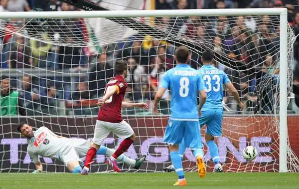 Riscatto Roma, Napoli nei guai. L1-0 firmato Pjanic lancia la Roma al secondo posto. La qualificazione alla Champions si complica per gli azzurri.