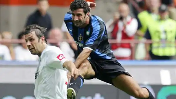 Dopo i primi calci tra Fanfulla e Verona, Dossena vive la sua prima stagione da protagonista in serie A con la maglia del Treviso, nel 2005-2006.