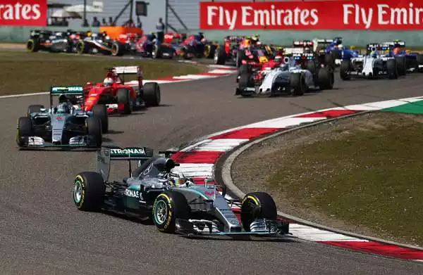 Hamilton domina e vince il Gran Premio della Cina. Il pilota della Mercedes campione del mondo in carica precede il compagno di scuderia Rosberg e la Ferrari di Sebastian Vettel.