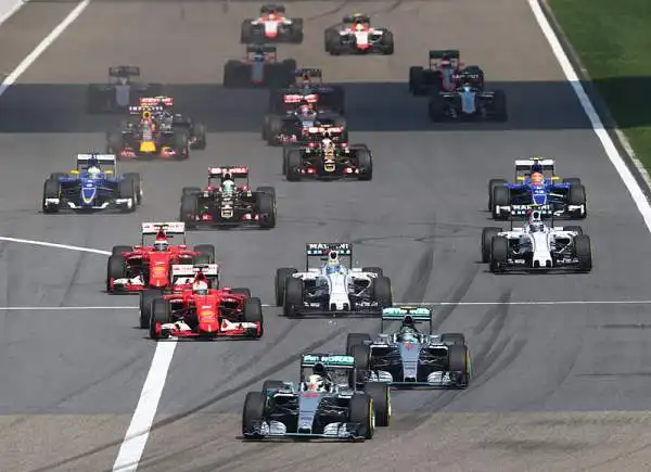 Hamilton domina e vince il Gran Premio della Cina. Il pilota della Mercedes campione del mondo in carica precede il compagno di scuderia Rosberg e la Ferrari di Sebastian Vettel.
