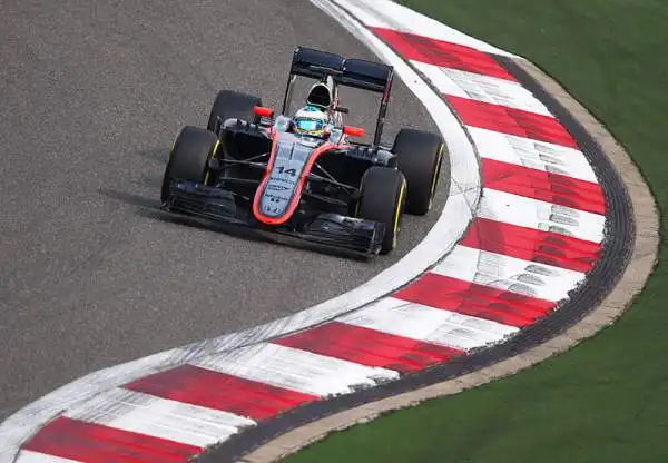 Dopo aver dominato le prime prove libere, Hamilton si è confermato il più veloce anche nelle seconde libere in quel di Shanghai, bene anche le Ferrari con Raikkonen secondo e Vettel quarto.