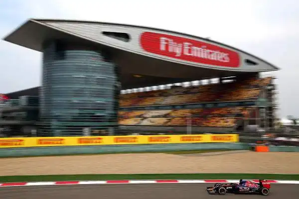 Dopo aver dominato le prime prove libere, Hamilton si è confermato il più veloce anche nelle seconde libere in quel di Shanghai, bene anche le Ferrari con Raikkonen secondo e Vettel quarto.