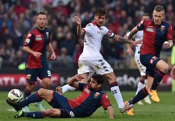 Convincente vittoria del Genoa firmata Niang e Iago Falque: il 'Grifone' sogna l'Europa League. Il Cagliari invece si ficca nei guai: è a -5 dall'Atalanta che ha una gara in meno.