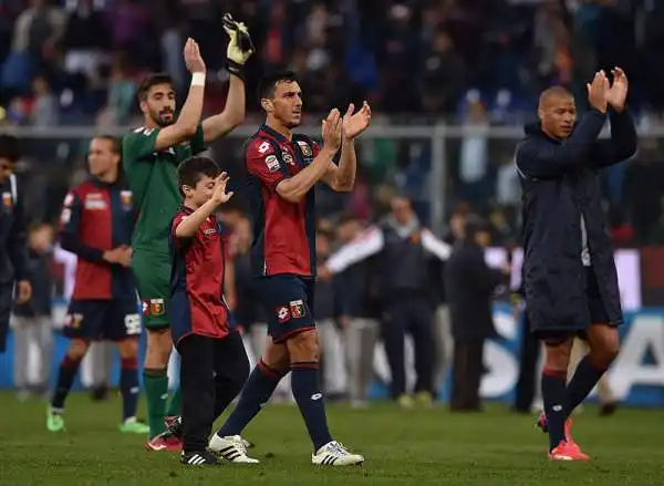 Convincente vittoria del Genoa firmata Niang e Iago Falque: il 'Grifone' sogna l'Europa League. Il Cagliari invece si ficca nei guai: è a -5 dall'Atalanta che ha una gara in meno.