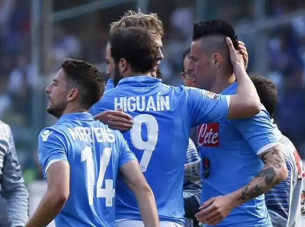 Rotonda vittoria del Napoli, che passeggia al San Paolo su una Fiorentina troppo brutta per essere vera. Mertens, Hamsik e Callejon firmano il 3-0.