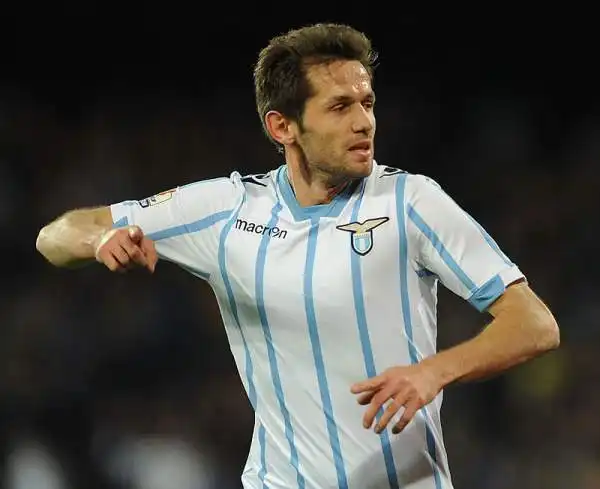 I biancocelesti espugnano il San Paolo con una rete di Lulic e si qualificano per la finale di Coppa Italia: si giocheranno il trofeo all'Olimpico contro la Juventus.