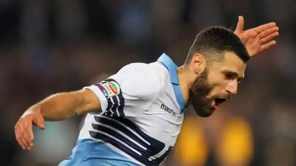 Candreva 5,5. Si vede molto poco e non riesce mai a saltare l'uomo.