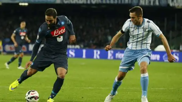 De Vrij 7. Riduce ai minimi termini Higuain, gran serata la sua.