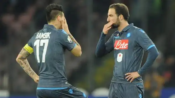 Hamsik 6. Va a corrente alternata, distribuisce assist importanti e sfiora il gol. Ma da lui ci si aspetta di più, deve prendere in mano le redini di una squadra sperduta.