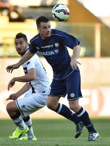 I ducali superano nel recupero di serie A i friulani con un gol di Varela e tornano alla vittoria davanti ai propri tifosi, dando continuità al pareggio di San Siro di sabato scorso.