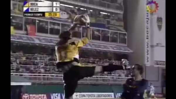 Si tratta di Rodrigo Palacio, allora al Boca Juniors, cui  Sessa (che militava nel Velez Sarsfield) tirò un calcio volante in testa.