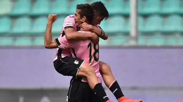 Palermo-Genoa 2-1 Dybala 7. Due assist e una traversa per l'argentino che giornata dopo giornata migliora facendo lievitare il costo del suo cartellino.